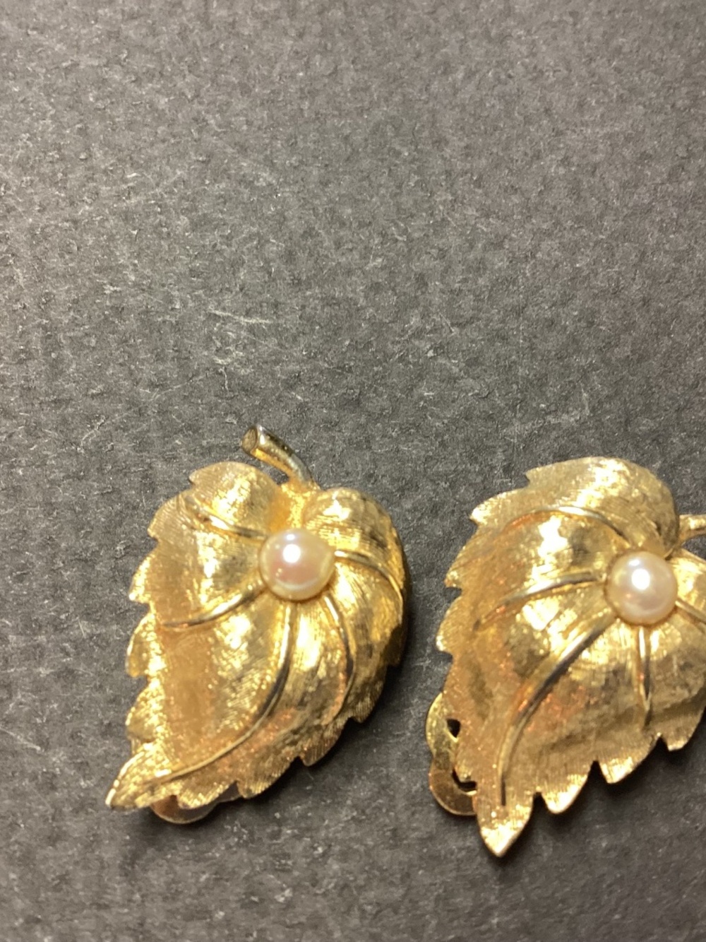 VTG JoMaz Joseph Mazer Clip Goldtone PEARL W LEAF DESIGN  Earrings.